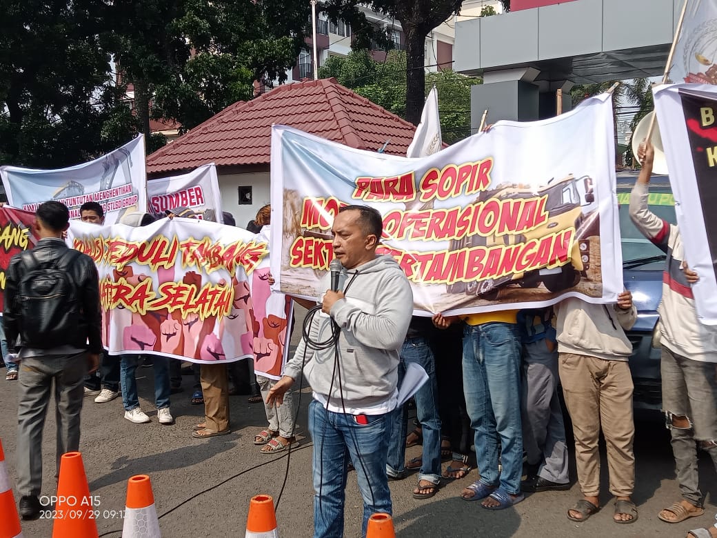 Ratusan Massa Dari Aliansi Masyarakat Untuk Keadilan Sumsel Meminta ...