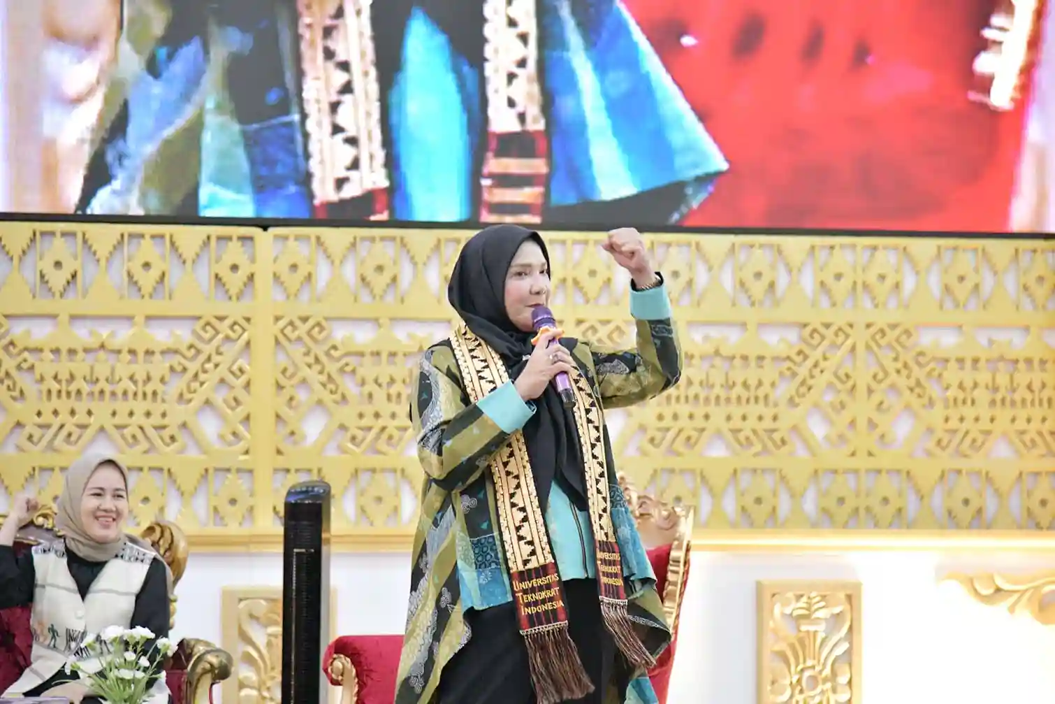 Walikota Eva Dwiana