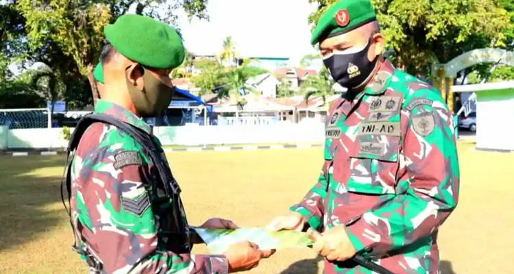 Prajurit Kodim 1417 Kendari Bersama Masyarakat Serbu Sarana Ibadah di Kota Kendari dalam Aksi Bersih dan Kebersamaan