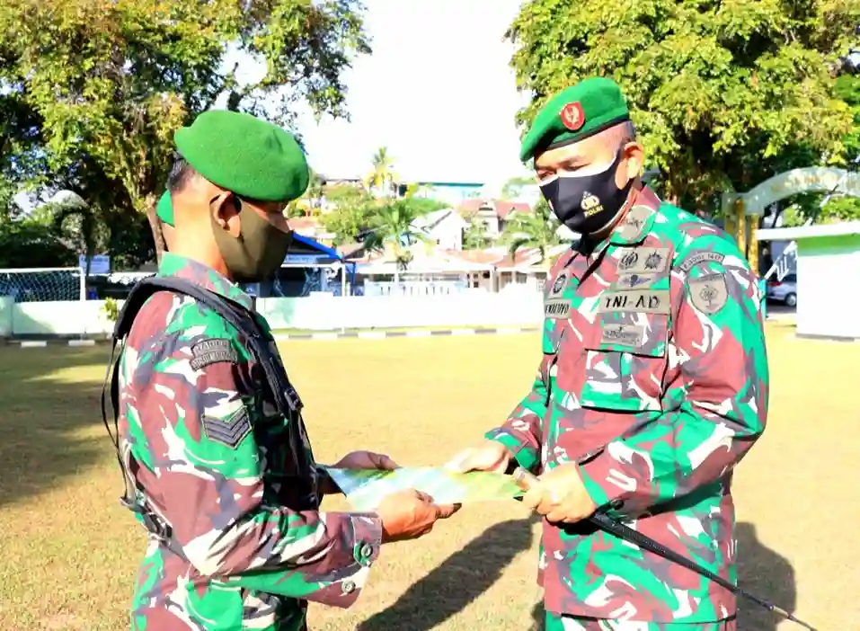 Prajurit Kodim 1417 Kendari Bersama Masyarakat Serbu Sarana Ibadah di Kota Kendari dalam Aksi Bersih dan Kebersamaan